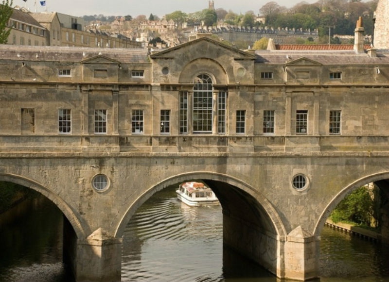 Kiến trúc của cầu rất độc đáo, bên trên cầu liền với phố, bên dưới là đập nước hạ tầng, cạnh đó là những du thuyền xinh xắn chở du khách dạo chơi trên sông Avon. 