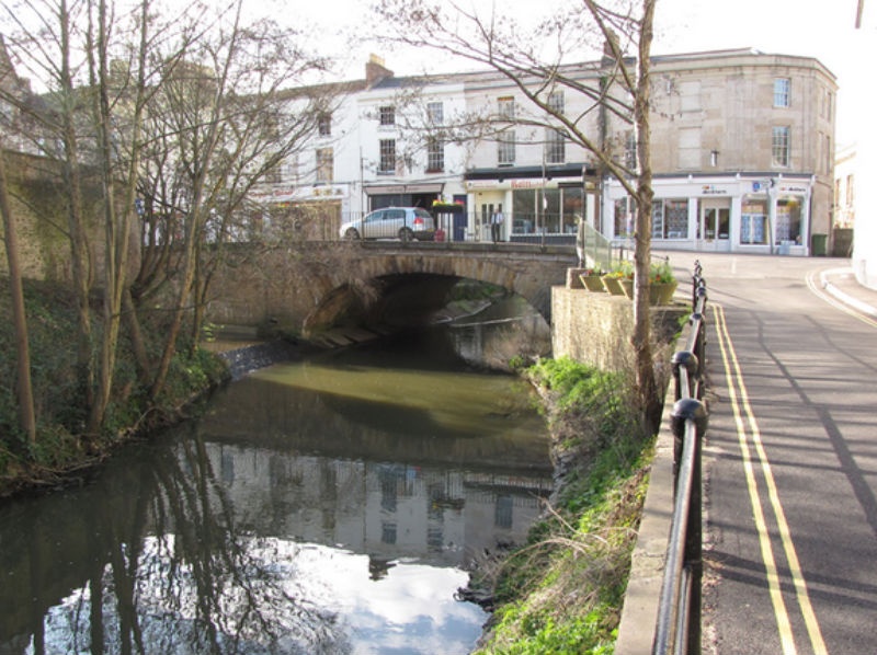 7. Cầu From Town, Anh: Cây cầu này nằm ở From, một thị trấn phía đông bắc Someset, Anh. From Town được xây dựng vào năm 1667. Phía trên cầu là nhà ở và các cửa hàng.