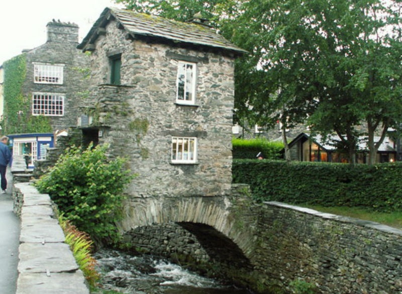 8. Bridge House, Anh: Nằm ở thị trấn Amblesside, Bridge House là một ngôi nhà được xây dựng trên cầu và trước đây được chủ nhân ngôi nhà mở thành cửa hàng bán táo. Sau đó, nó trở thành trung tâm thông tin của tổ chức National Trust và là điểm tham quan lịch sử vô cùng hấp dẫn.