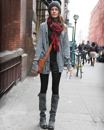 Nếu bạn đang muốn diện set đồ layer đẹp mùa đông này, hãy thêm một chiếc mũ len. Nó sẽ tạo điểm nhấn cho toàn bộ diện mạo của bạn, đồng thời còn giữ ấm cho bạn. Hơn nữa, set đồ này cũng rất đẹp và hoàn hảo, phải không?