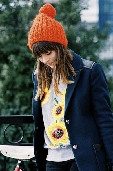 Chiếc mũ len chóp nhọn là phụ kiện hoàn hảo cho mùa đông này vì chúng cực kỳ đa dạng về màu sắc. Nó mang lại sự năng động và trẻ trung cho trang phục của bạn khi đi dạo phố.