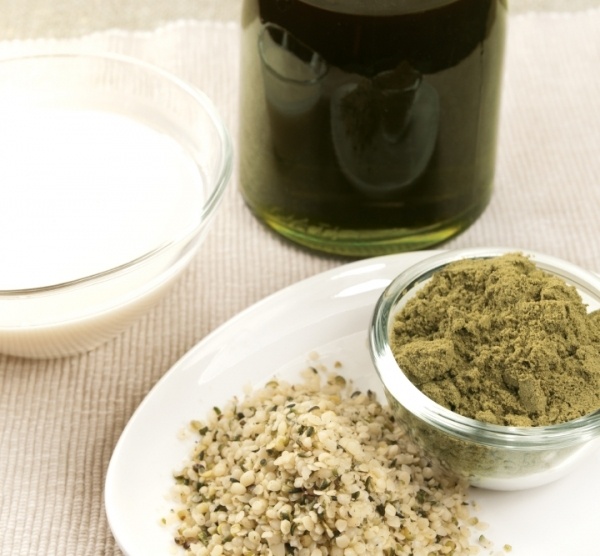 7. Dầu hạt gai: Loại dầu này là một lựa chọn hoàn hảo để dưỡng ẩm cho cơ thể và được sử dụng làm mặt nạ tóc. Nó có mùi hương rất dễ chịu và chiết xuất dễ dàng. Dầu hạt gai làm giảm tóc gãy rụng, giúp tóc mọc nhanh và ngăn ngừa những hư tổn sau này. 