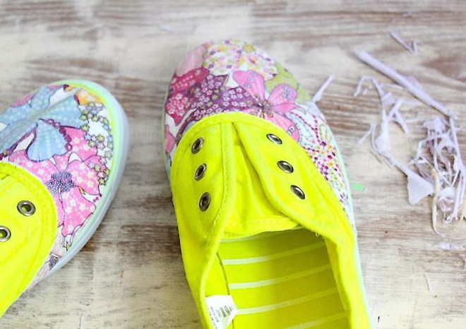 Nếu thấy quá kì công và khó tìm được loại keo chuyên dụng, bạn có thể đơn giản hóa các bước thực hiện bằng cách chỉ dùng keo dán dính phần mặt sau miếng vải hoa vào bề mặt giày, theo kích thước và vị trí đã định sẵn.