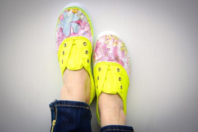 Thế là chỉ với vài thao tác, bạn đã hô biến đôi giày khá đơn điệu của mình thành loại phụ kiện thật cuốn hút và nổi bật, giúp bạn tha hồ khoe chân xinh trên phố trong những ngày lễ hội rộn rã cuối năm.