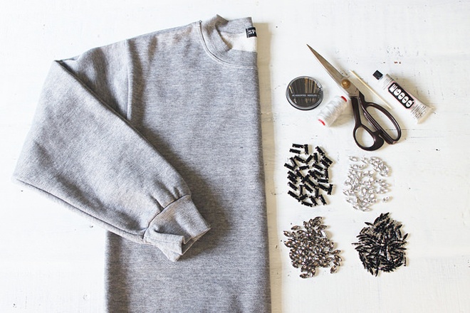 Để thay đổi street style cho ngày lễ Noel tưng bừng sắp đến, bạn hãy thử bắt tay tự chế cho mình một chiếc áo khoác bomber thật sành điệu từ tủ đồ đông có sẵn, khởi đầu là chọn 1 chiếc áo len hay áo nỉ, áo dạ tay dài phom rộng, có phần bo phía dưới như hình minh họa. Sưu tập các loại hạt đá kích thước, màu sắc khác nhau để dành trang trí cho áo và đừng quên các nguyên vật liệu đi kèm như kéo, keo, kim chỉ, vài cây tăm để phết keo, thước đo …