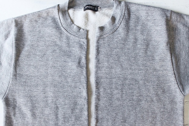 Gấp phần vải vừa cắt vào phía trong với chiều rộng khoảng từ 3 – 4 cm và dùng kim may thành đường viền nếp áo. Bạn nên cẩn thận ở bước này, lưu ý các mũi kim cho đều và khéo để chiếc áo khoác thêm đẹp và chỉn chu hơn.