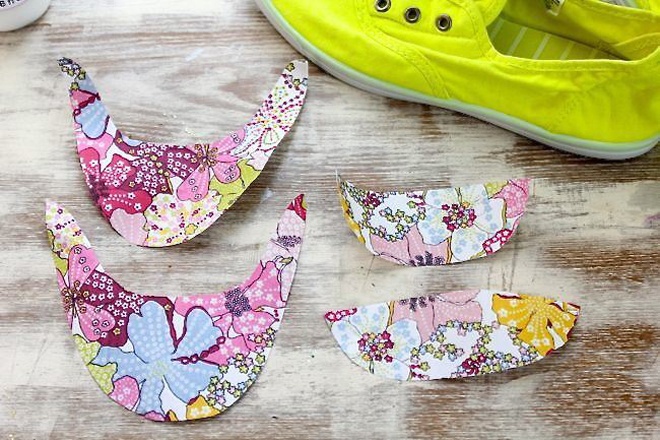 Lặp lại thao tác tương tự cho phần mũi giày còn lại và phần mặt sau của đôi giày, tạo thành 4 miếng vải hoa văn có kiểu dáng như trên.