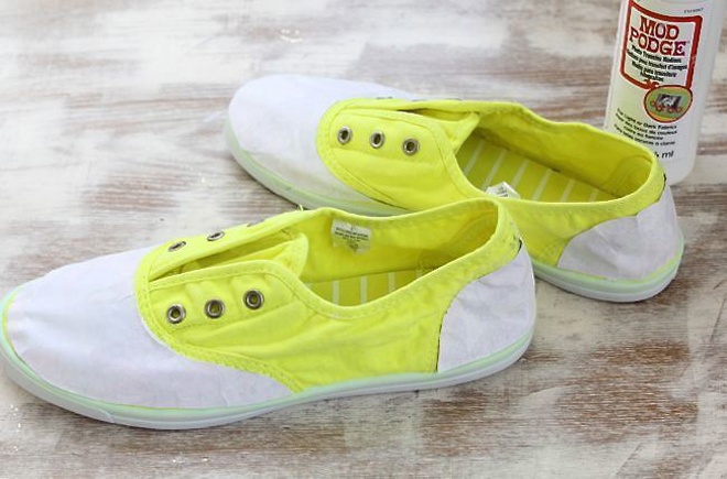  Dùng keo phết lên mặt sau của miếng vải hoa vừa cắt, rồi tiếp tục phết 1 lớp keo phủ chuyên dụng lên bề mặt vải và dán chúng lên giày.