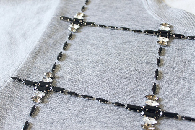 Để chiếc áo bomber thêm ấn tượng, bạn nên cho thêm nhiều hạt đá với kiểu dáng, kích thước khác nhau ở điểm giao nhau giữa các góc như trong hình.