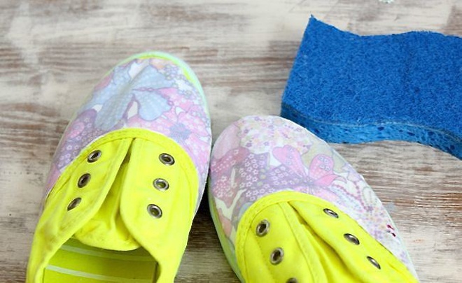 Để miếng vải được thẳng và áp chắc vào giày, bạn nên dùng tay cố định và vuốt mạnh cho lớp keo dính sát vào bề mặt.