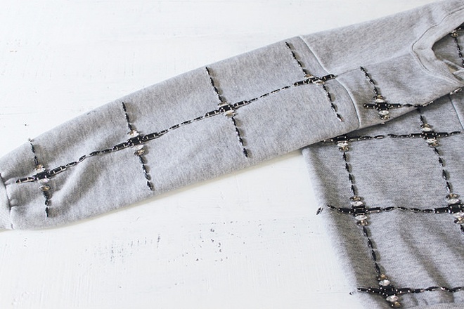 Tiếp theo là công đoạn trang trí ở phần tay áo. Để đơn giản nhưng vẫn tạo được ấn tượng khác biệt, bạn chỉ cần xếp hạt đá theo 1 đường dài, sau đó sắp các hạt đá nhỏ thành hình chữ thập. 