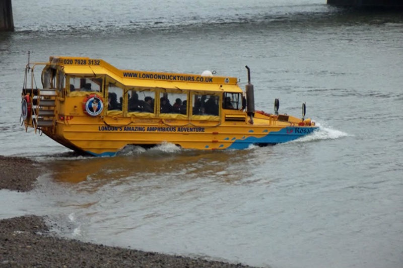 10. DUKW ở London, Anh: DUKW là chiếc xe tải được thiết kế bởi quân đội Mỹ trong Thế chiến thứ II, được sử dụng để vận chuyển thiết bị cho quân đội cả trên cạn và dưới nước. Ngày nay, du khách vẫn được trải nghiệm chiếc xe này khi khám phá các địa điểm tham quan thú vị ở London. Các tour du lịch bằng DUKW sẽ đưa bạn qua các địa danh nổi tiếng của London trước khi tới sông Thames.