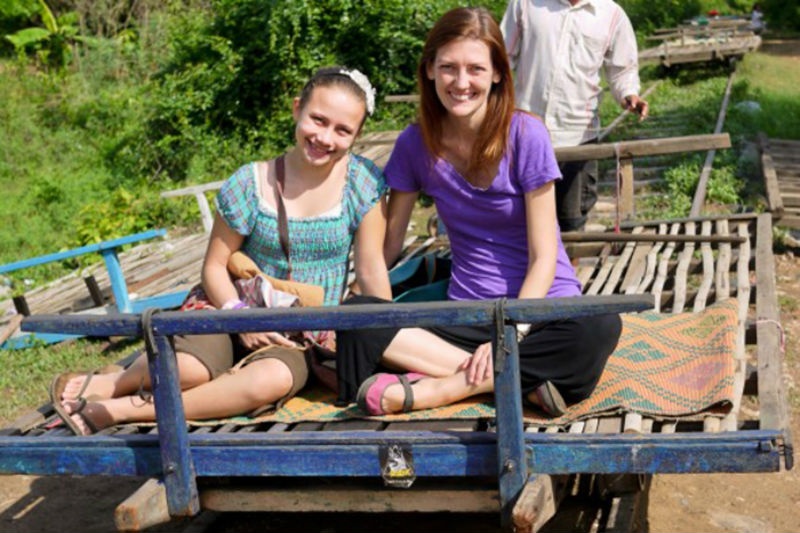 3. Tàu tre ở Campuchia: Chiếc tàu tre ở Campuchia được người dân địa phương gọi là nori, là một phương tiện bằng tre chạy bằng động cơ máy phát điện. Nó nằm trên đường ray xe lửa và có vận tốc lên tới 40km/h. Đây là một phương tiện giao thông rẻ tiền cho du khách để đi du lịch khắp Campuchia, nhưng nó cũng gây không ít khó khăn khi bạn di chuyển trên những đường ray tàu bị bỏ.