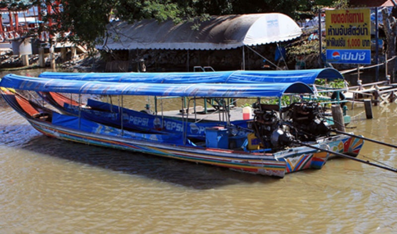 6. Thuyền đuôi dài ở Thái Lan: Được coi là một đặc trưng của Thái Lan, chiếc thuyền đuôi dài ban đầu được sử dụng để di chuyển trên các kênh rạch ở BangKok. Mặc dù hiện nay hầu hết các con kênh đã được lấp làm đường đi, thì bạn vẫn có thể được đi trên chiếc thuyền đuôi dài này nếu muốn du lịch các thị trấn xung quanh BangKok hoặc đi tới một hòn đảo. Cấu trúc mỏng và nhẹ nhàng của nó giúp du khách dễ dàng di chuyển trên các con kênh.