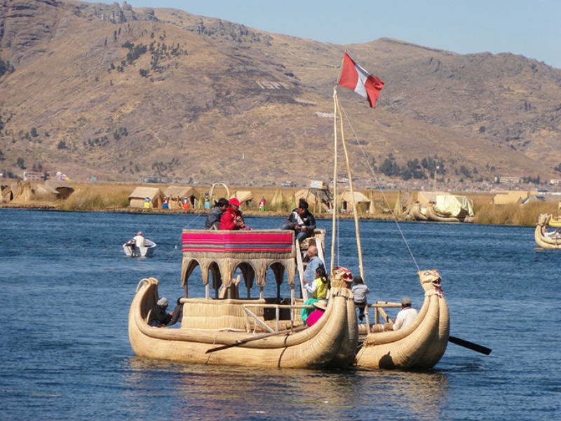 9. Barco de Totora ở Peru: Tại Peru có một khu vực của người Uros thường sử dụng cây lau sậy khô (totora) để làm ra chiếc thuyền Barco de Totora. Đây là phương tiện tốt nhất và thú vị nhất để di chuyển trên sông khi bạn tới du lịch tại hồ Titicaca.