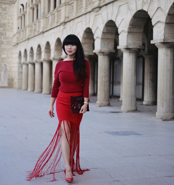 Bắt kịp các xu hướng mới nhất và biến chúng thành công cụ thể hiện cái “tôi” của riêng mình là cách Willabelle Ong thường chọn lựa. Vì thế không có gì đáng ngạc nhiên khi chiếc váy tua rua cực mốt trong đông này lại xuất hiện trong tủ đồ của fashionista 9X, với các kết hợp “nguyên cây đỏ” rất cá tính.