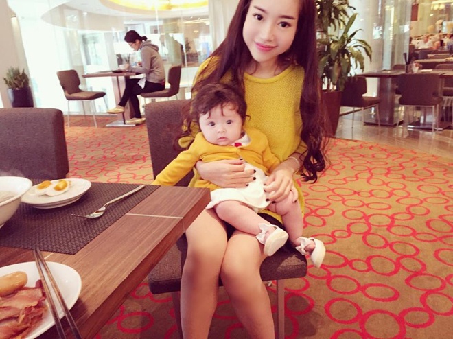 Thời trang ton sur ton rất được lòng nữ diễn viên trong những lần xuất hiện cùng bé Candie trên phố, và hầu như lần nào cũng nhận được lời khen có cánh từ người hâm mộ vì nét quyến rũ của mẹ lẫn vẻ đẹp thiên thần của bé.