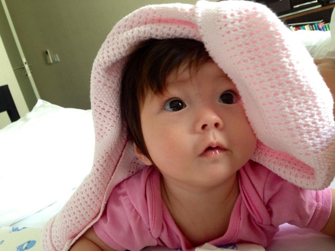 Nếu Elly Trần thường diện các kiểu trang phục nhiều hoa văn, họa tiết cho Candie, thì bé Sol lại được bà mẹ nổi tiếng của mình chăm chút cho các kiểu áo quần đơn sắc, với các màu khá nhã nhặn, nữ tính và sang trọng như trắng, hồng, tím, vàng …