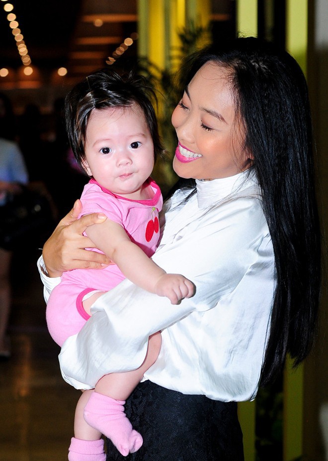 Trang phục thường gặp nhất của bé Sol là các kiểu áo liền quần tiện dụng, có thiết kế đơn giản, nhấn nhá thêm vài chi tiết trang trí như hoa, nơ, họa tiết hoạt hình ngộ ngĩnh trẻ thơ.