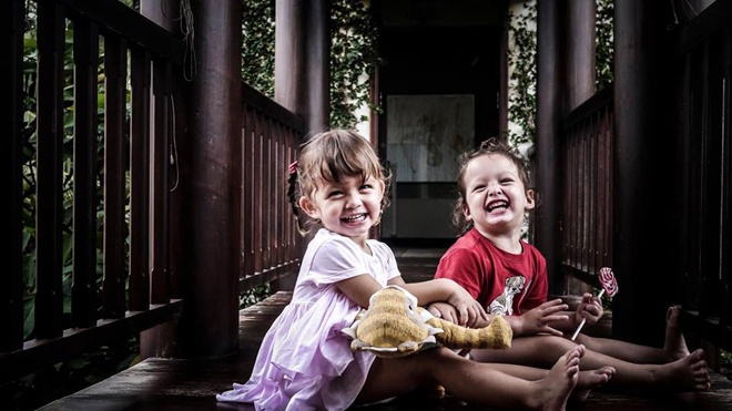 3. Tôm và Tép nhà Hồng Nhung. Cặp sinh đôi đáng yêu mang 2 dòng máu Việt – Mỹ của Hồng Nhung cũng thu thập được cảm tình của fan hâm mộ không khác gì bà mẹ diva làng nhạc Việt rất nổi tiếng của mình.