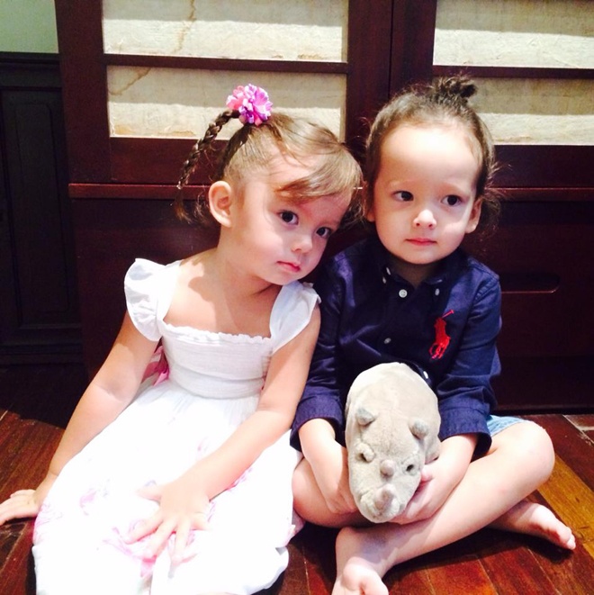 Cả Tôm và Tép (tên thật là Aiden và Lea) đều thừa hưởng nét đẹp Châu Âu của bố nhiều hơn mẹ, với đôi mắt to, khuôn miệng xinh xắn hay cười. 