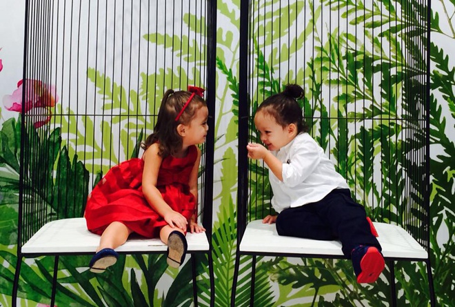  Không chỉ sở hữu vẻ đẹp lai ấn tượng, Tôm và Tép còn được bố mẹ đầu tư cho các kiểu trang phục sang trọng, tinh tế và rất đáng yêu.