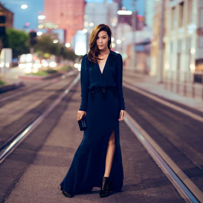 Hoặc tận dụng khả năng sáng tạo để thật đẹp và ấm trong mùa đông cùng đầm dạ hội tay dài, xẻ cao và mix với bốt đen trông rất gợi cảm và ấn tượng.