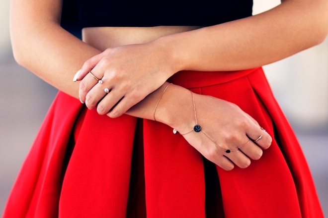 Cuối cùng, đừng quên những loại phụ kiện độc đáo midi ring, vòng tay layer kiểu dáng trang nhã, lạ mắt để thật xinh và sành như Jenny T trong những đêm tiệc rộn rã cuối năm.