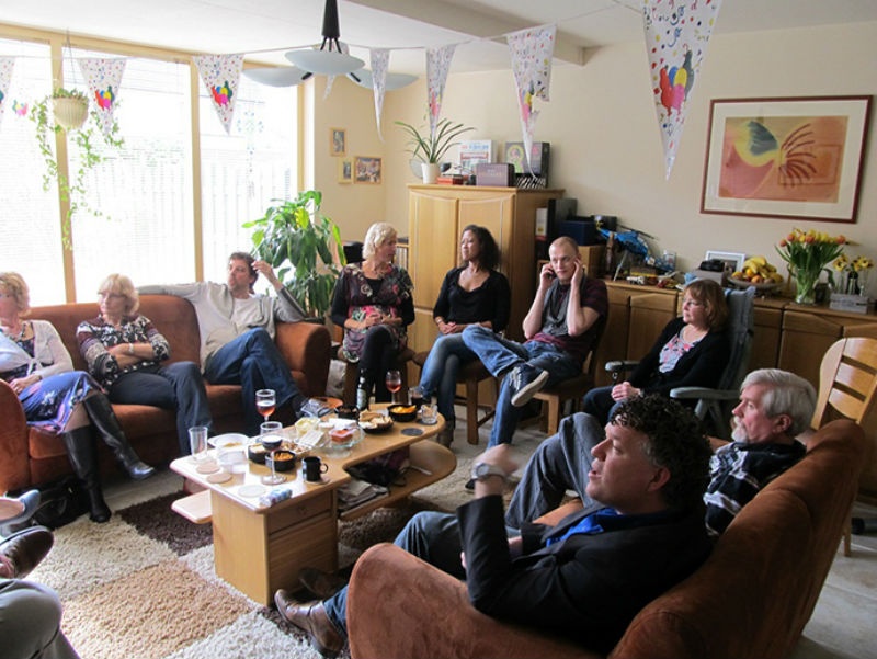 5. Ngày sinh nhật: Hãy chuẩn bị sẵn sàng khi bạn được mời đến một bữa tiệc sinh nhật của người Hà Lan. Đó không phải là về một bữa tiệc với vô số đồ ăn và rượu. Điều ngạc nhiên ở đây chính là thói quen chúc mừng tất cả mọi người có mặt tại buổi tiệc. Bạn sẽ được nghe rất nhiều từ 