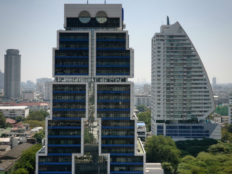 10. Tòa nhà robot: Tòa nhà robot có hình dạng giống con người này nằm ở Bangkok, Thái Lan và là trụ sở của ngân hàng United Overseas. Mỗi phần trên 