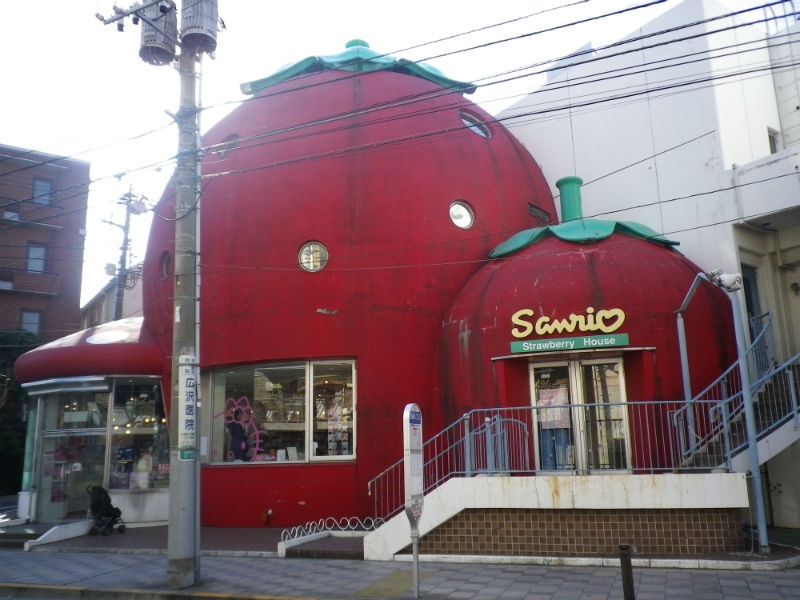 12. Ngôi nhà dâu tây: nằm ở thành phố Tokyo, Nhật Bản, ngôi nhà có tên là Sanrio thực chất là một cửa hàng trông rất đáng yêu với hình dạng một quả dâu tây. Nội thất trong cửa hàng cũng rất dễ thương và bán đầy đủ các hàng hóa, đặc biệt là những thứ liên quan đến Hello Kitty. Đây là một ví dụ điển hình của xu thế xây dựng các tòa nhà hình trái cây đang ngày càng tăng trên thế giới.