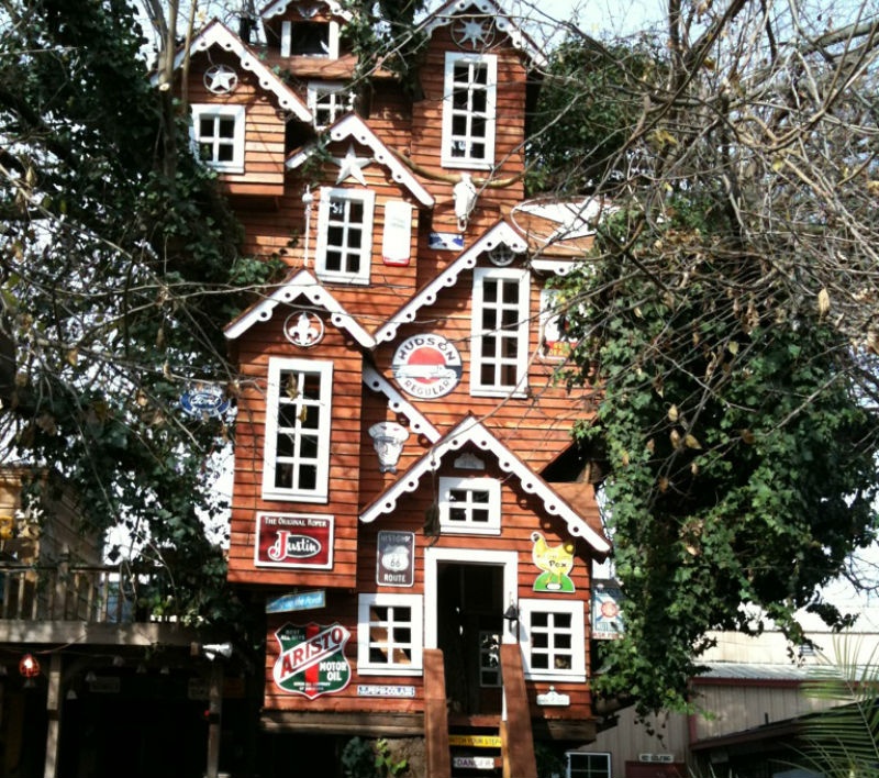 14. Ngôi nhà cây 7 tầng: Nằm ở Traver, California, ngôi nhà độc đáo này thuộc sở hữu của Bravo Farms, bao gồm một quầy bar và một quán cà phê.