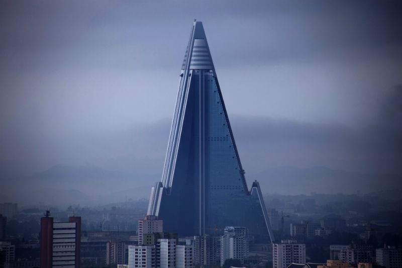 16. Khách sạn Ryugyong: Khách sạn hiện vẫn chưa hoàn thành thuộc Bắc Triều Tiên. Nó được xây dựng như một biểu tượng quyền lực của chính phủ, một lời nhắc nhở cho người dân và du khách. Dự án này đã được tiến hành trong hơn 1/4 thế kỷ mà vẫn chưa xong.