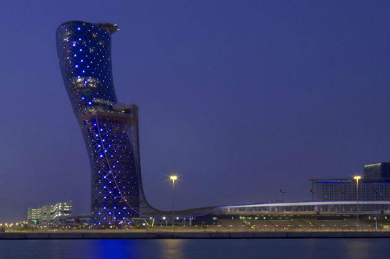 17. Tháp nghiêng Capital Gate: Tọa lạc ở Abu Dhabi, UAE, tháp nghiêng này được coi là một trong những khách sạn chọc trời độc đáo trên thế giới. Do hình dạng của nó như vậy nên mỗi phòng trong khách sạn cũng có kích thước khác nhau. 	Tòa nhà này được ghi vào kỷ lục Guinness với danh hiệu 