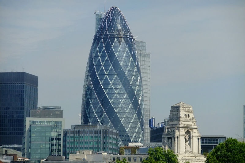 2. Tòa nhà 30 St.Mary Axe: Tòa nhà độc đáo này cao 40 tầng với các hình ảnh lấp lánh bên ngoài nằm ở London, Anh. Người dân địa phương và du khách thường so sánh nó với hình dạng quả dưa chuột hay một quả trứng được trang trí.