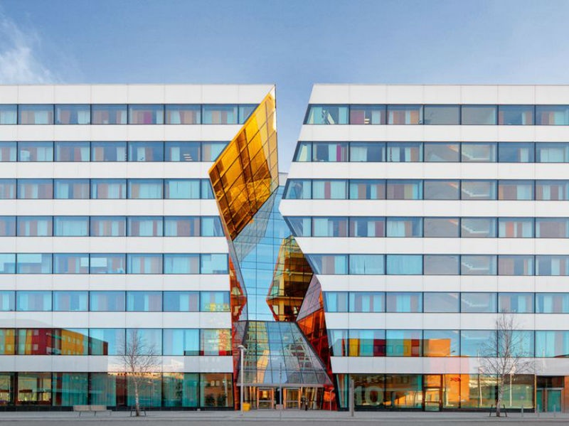 8. Tòa nhà Ericsson Kista: Trụ sở chính của tập đoàn viễn thông Ericsson ở thành phố Stockholm, Thụy Điển là tòa nhà Kista đầy màu sắc. Đây được coi là một thiết kế chuyên nghiệp tạo ra những ảo ảnh của tòa nhà. Kista được chia làm đôi và nổi bật với những sắc thái vàng, cam khác nhau của kính cửa sổ giữa hai tòa nhà.