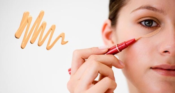 1. Kem nền hoặc kem che khuyết điểm: Bước trang điểm với kem nền hay kem che khuyết điểm tốn khá nhiều thời gian. Sử dụng ngón tay của bạn nhanh hơn và áp dụng loại mỹ phẩm này ở những khu vực cần thiết như vùng da tấy đỏ, quầng thâm, bọng mắt hay khu vực da không đều màu.