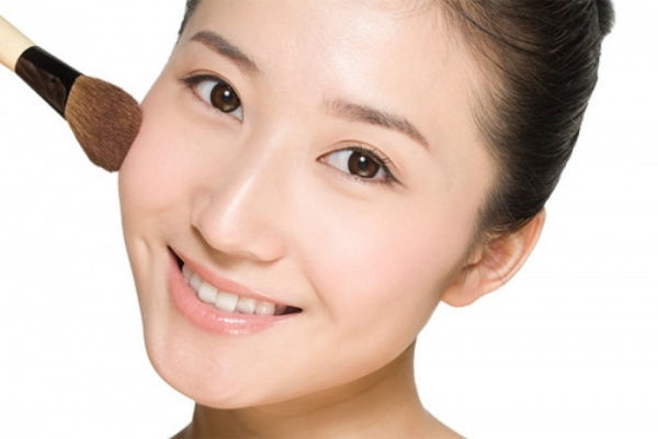 2. Phấn phủ: Sau khi sử dụng kem nền hoặc kem che khuyết điểm, hãy bôi một lớp phấn phủ dạng bột. Cách này cũng giúp bạn có làn da sáng hơn và che phủ khuyết điểm. Dùng cọ để tán các lớp kem này, vừa nhanh hơn dùng bông phấn tán, vừa không bị vón cục trên mặt.