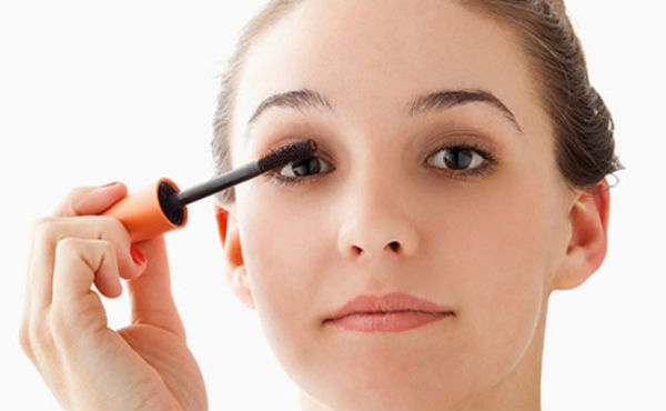 4. Chuốt mi và mascara: Một bước trang điểm bạn không thể bỏ qua là chuốt cong hàng lông mi của bạn. Điều này khiến mắt bạn to hơn, mang lại sự tươi tắn và tỉnh táo hơn cho bạn. Sau khi chuốt cong từng hàng mi khoảng 15-20 giây, chuốt một lớp mascara cho lông mi dài và dày hơn nữa. 