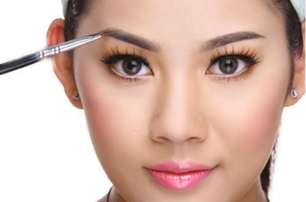 5. Lông mày: Một sai lầm của nhiều bạn gái trong những bước trang điểm chính là bỏ qua bước tạo dáng lông mày. Hãy dùng cọ sạch chuốt cho lông mày của bạn vào nếp, sau đó dùng gel hoặc chì kẻ để thêm một chút sắc màu lên phần lông mày của bạn. 