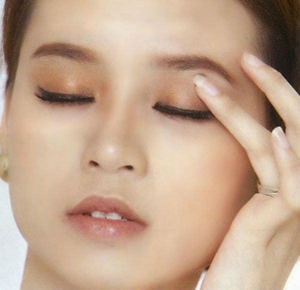 6. Bầu mắt: Dùng ngón tay bôi một lớp phấn mắt tone màu trung tính lên bầu mắt của bạn một cách nhanh chóng. Bạn có thể thực hiện bước này dưới 30 giây. Bước này sẽ giúp bạn sở hữu một vẻ đẹp nhẹ nhàng và vẫn quyến rũ và nổi bật.