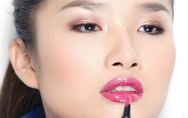 7. Son môi: Bước cuối cùng không thể thiếu để trang điểm nhanh trong 5 phút đó là tô son. Thay vì sử dụng chì kẻ môi hay nhiều loại son môi khác nhau, bạn có thể chỉ cần dùng một loại son dưỡng môi có màu mà vẫn giúp đôi môi căng mọng và quyến rũ lạ kỳ.