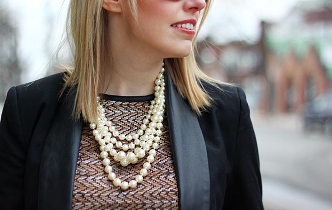 Dây chuyền ngọc trai là loại trang sức phổ biến trong tủ đồ thời trang của phái đẹp. 