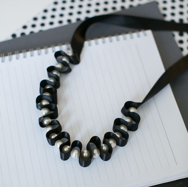 Tuy nhiên, nếu đã nhàm với cách phối dây chuyền ngọc trai theo kiểu layer, hoặc chỉ mang 1 sợi duy nhất theo phong cách vintage, bạn cần làm mới loại trang sức cổ điển này theo hướng năng động và hiện đại hơn, như cách Blogger Stephanie F5 vòng đeo cổ bằng ngọc trai với dây ruy băng đen.