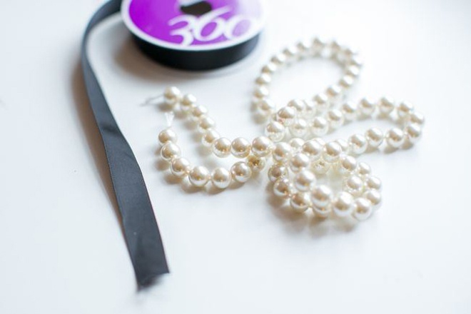 Để “copy” cách tạo mẫu dây chuyền mới từ ngọc trai như Stephanie, bạn cần sưu tầm đủ 1 sợi dây chuyền ngọc trai, 1 sợi dây ruy băng cỡ vừa, kéo, kim và chỉ đen tiệp màu với ruy băng.