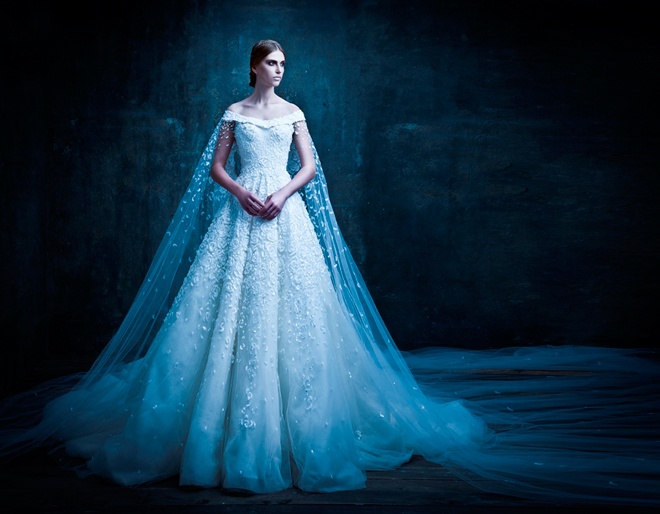 Nếu yêu thích vẻ đẹp trong vắt như sương mai, bạn nên chọn các kiểu váy cưới màu trắng được thiết kế cầu kỳ và lộng lẫy như của Micheal Cinco, nhà thiết kế tài hoa nổi tiếng Dubai từng được hàng loạt sao đình đám Britney Spears, Lady Gaga, Dita Von Teese … yêu chuộng.