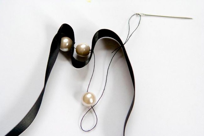 Tiếp tục các thao tác tương tự, lưu ý khoảng cách giữa các đường gấp của dây ruy băng phải bằng nhau để sợi dây chuyền đẹp và tinh tế hơn.