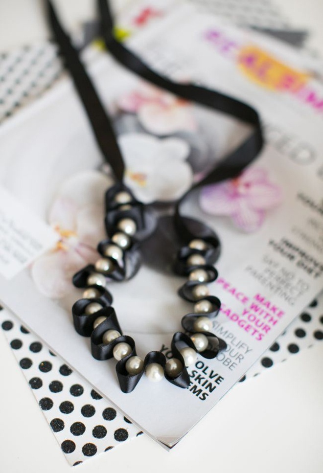 Thế là chỉ với vài thao tác đơn giản trong vòng vài phút, bạn đã F5 thành công sợi dây chuyền ngọc trai đơn điệu thành loại trang sức mới lạ và sành điệu.