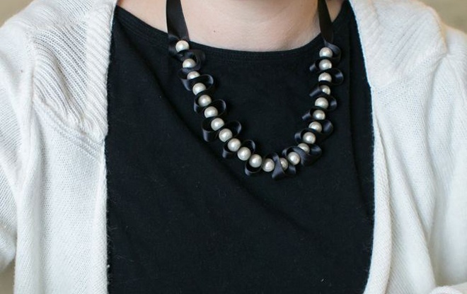 Choàng sợi dây chuyền ruy băng ngọc trai qua cổ, buộc nơ phía sau, bạn sẽ nhanh chóng nâng cấp street style của mình theo hướng trẻ trung, hiện đại hơn.