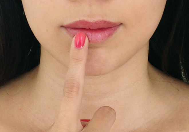 Son dưỡng môi sau khi tự chế tại nhà trông không khác mấy so với các lọ son mua trên thị trường, và bạn có thể dùng son này để dưỡng ẩm cho môi mỗi ngày. Son dưỡng môi cũng có thể thay thế phấn má hồng, giúp bạn luôn sở hữu vẻ ngoài xinh tươi, rạng rỡ.